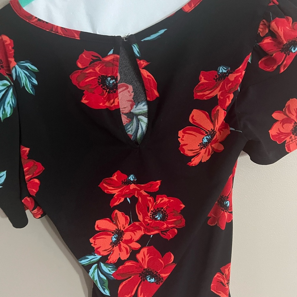 Expressed extra small black with red flower top